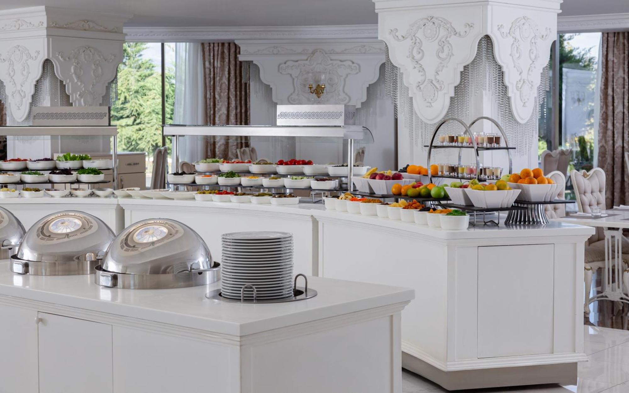 Shamakhi Palace Sharadil Seredil Exteriör bild A buffet at a hotel
