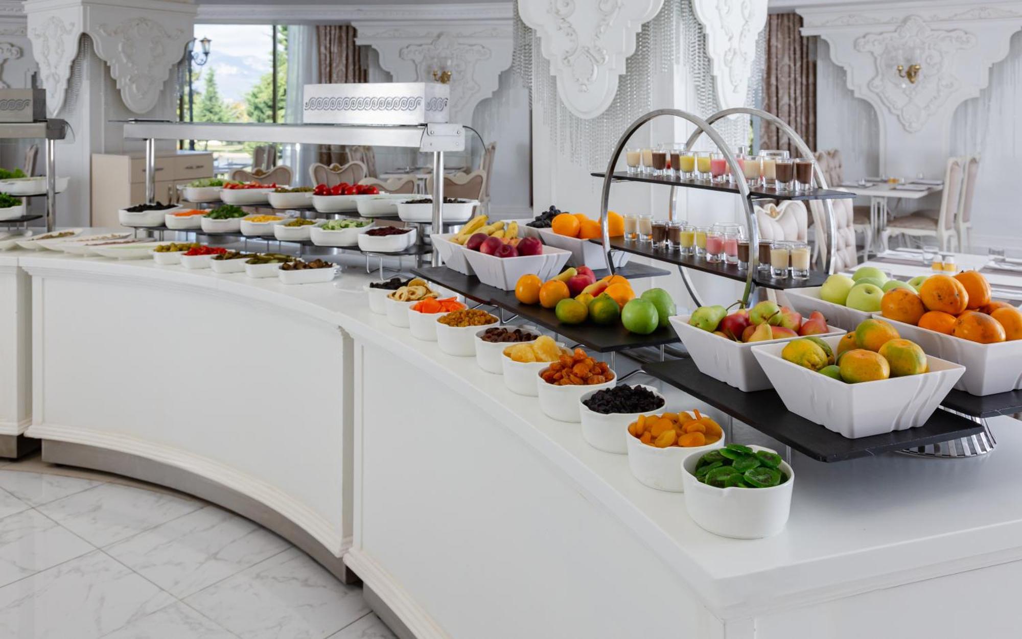 Shamakhi Palace Sharadil Seredil Exteriör bild A buffet at a hotel
