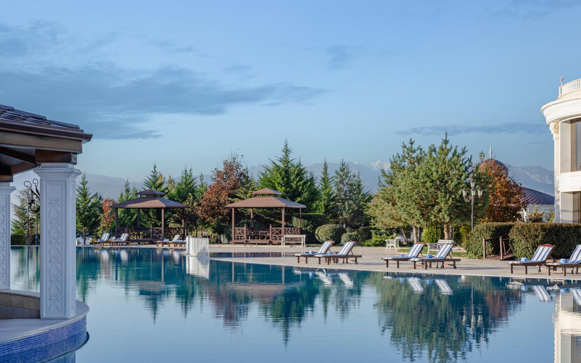 Shamakhi Palace Sharadil Seredil Exteriör bild The swimming pool at the hotel