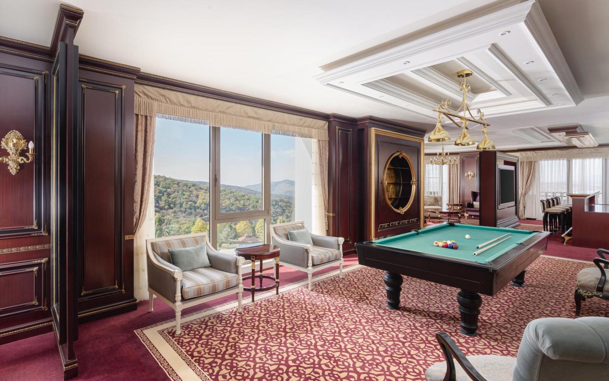 Shamakhi Palace Sharadil Seredil Exteriör bild A pool table in a suite at the MGM Grand